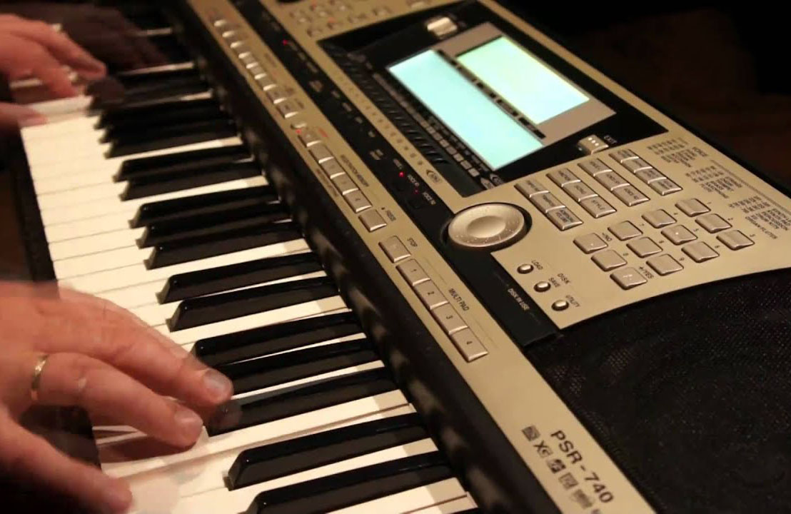 Motion Playing Yamaha PSR-740 Keyboard